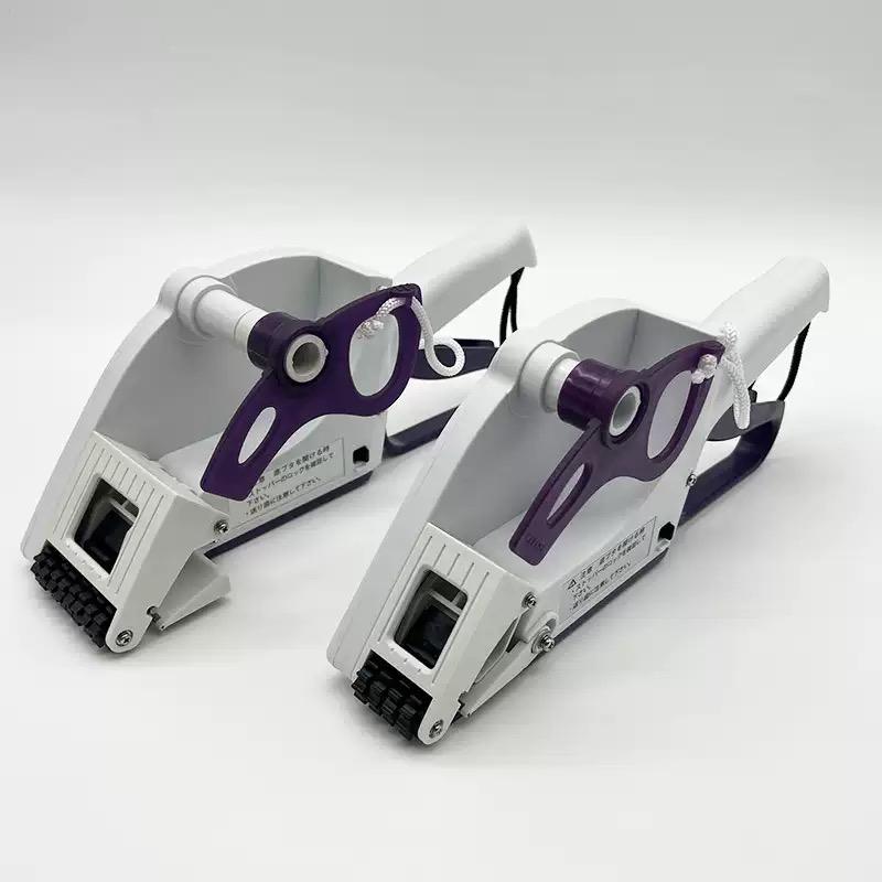 Semi-automatic self-adhesive labeling machine for flat