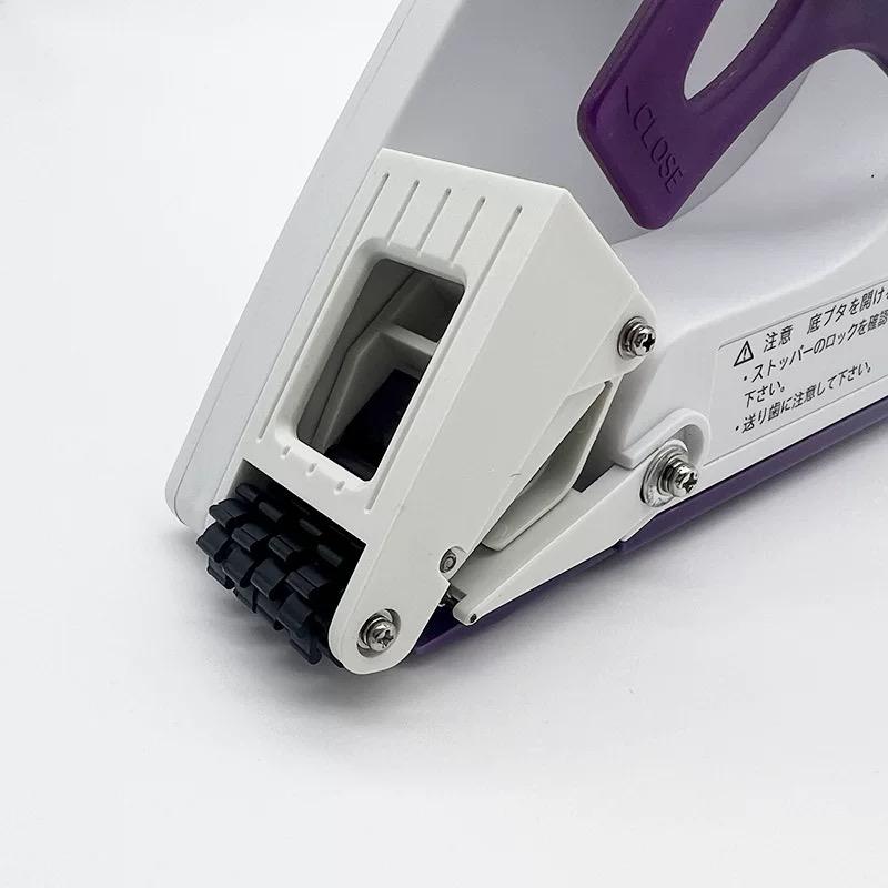 Semi-automatic self-adhesive labeling machine for flat